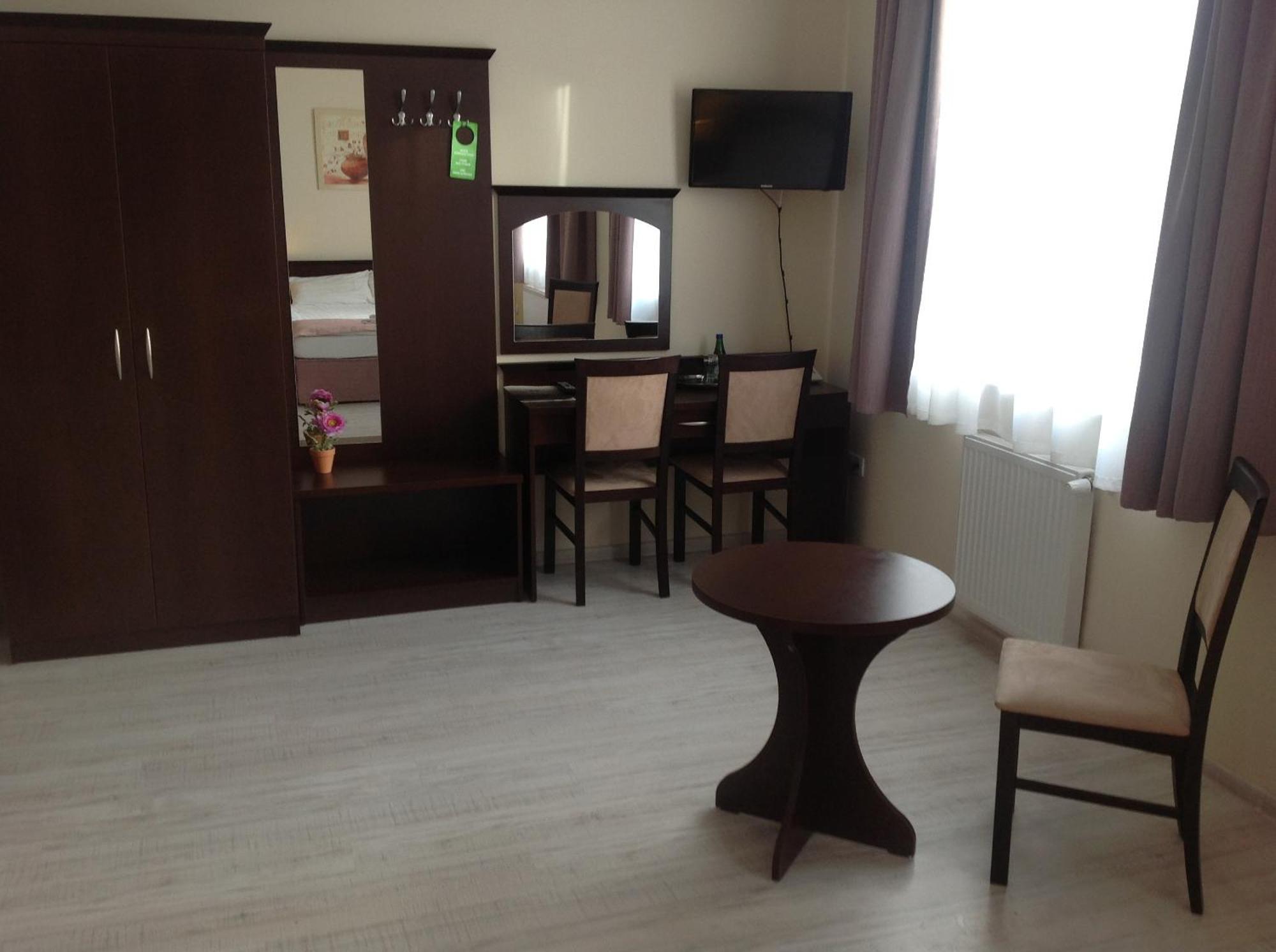 Hotel Feniks Gniezno Exterior photo