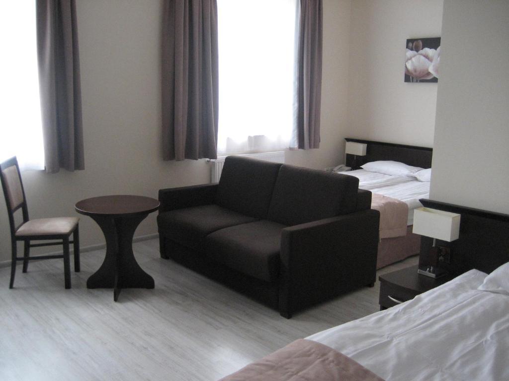Hotel Feniks Gniezno Room photo